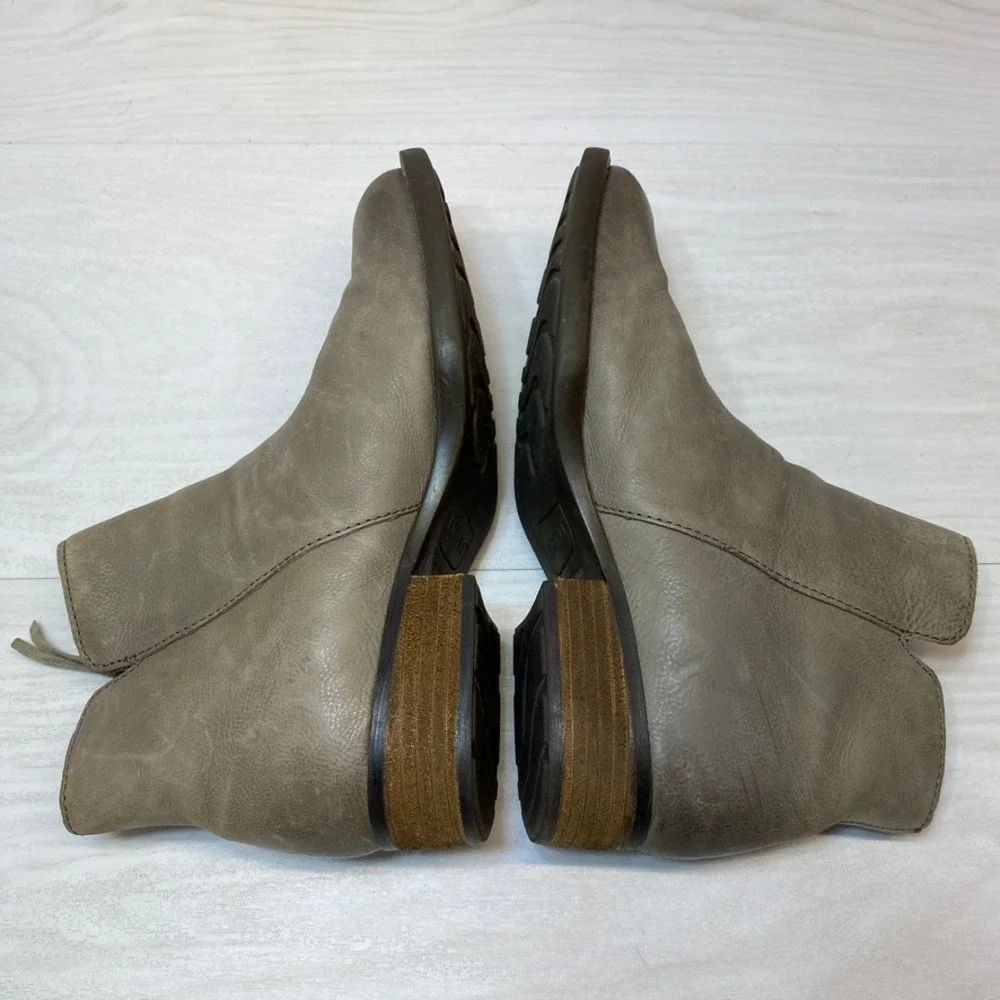 Born Womens 7.5M Ankle Boots Kerri Taupe Leather Side Zip Low Block Heel Casual